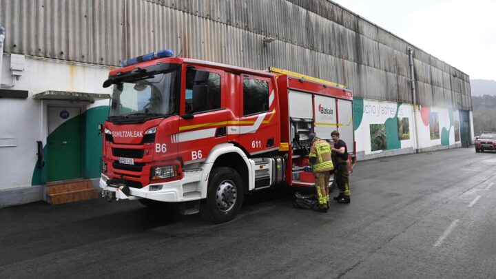 Un incendio en un polígono industrial de Amorebieta calcina cinco vehículos