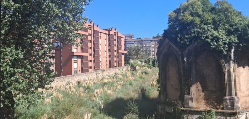 La maleza se apodera del cementerio de Begoña mientras el barrio espera su transformación