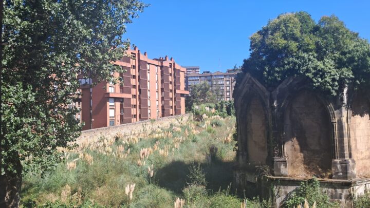La maleza se apodera del cementerio de Begoña mientras el barrio espera su transformación