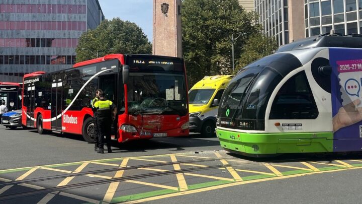 Un autobús choca con el tranvía en la Plaza Circular de Bilbao, sin que se produzcan heridos