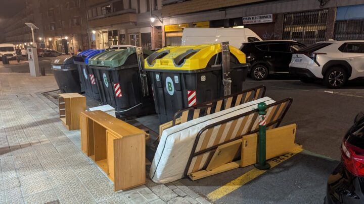 Fin a los trastos en la calle: Bilbao tardará menos de 7 días en dar cita para recoger muebles viejos
