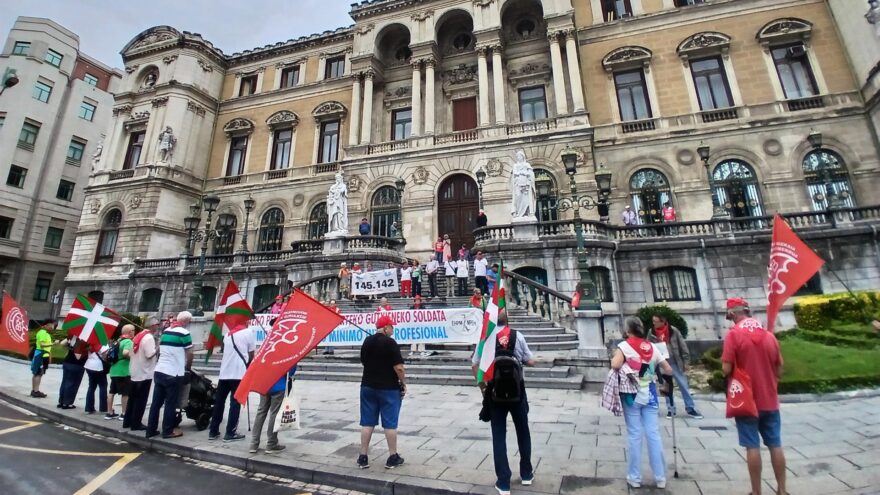 Pensionistas vascos acusan a PNV de «imponer su política fiscal neoliberal»