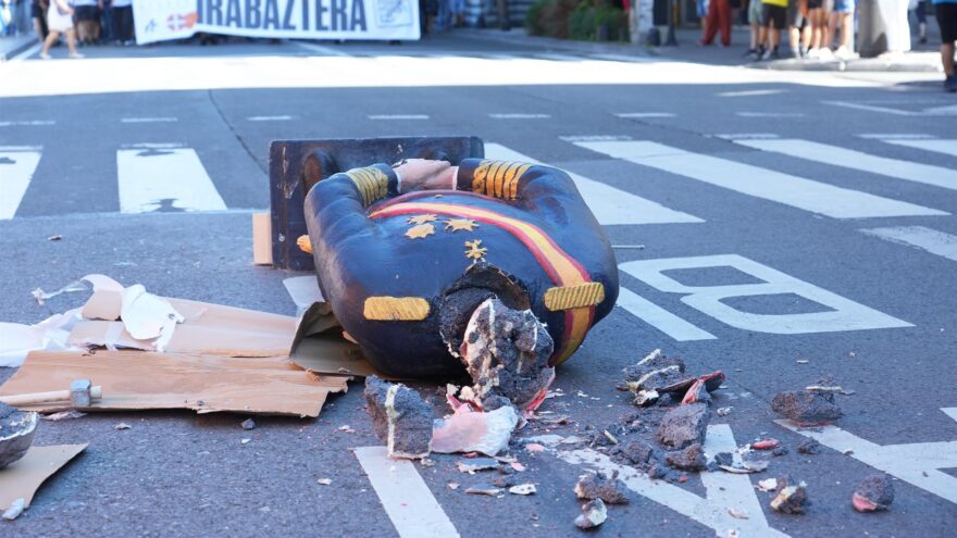 Investigan la decapitación de una figura que emulaba al rey Felipe en una manifestación de Ernai