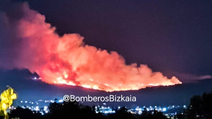 Sofocado esta madrugada el incendio de Derio que obligó a desalojar dos caseríos