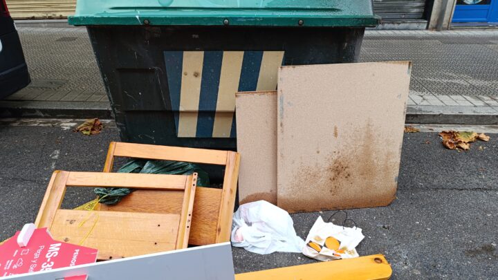 Muebles abandonados junto a los contenedores: una molestia que se repite en las calles de Bilbao
