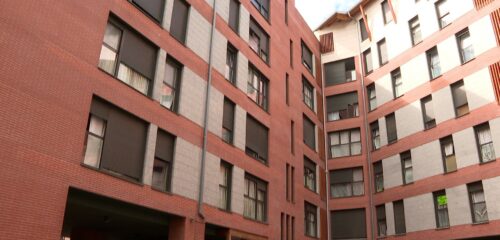 Vecinos de Erandio piden ayuda institucional tras la venta de 150 viviendas a un fondo de inversión