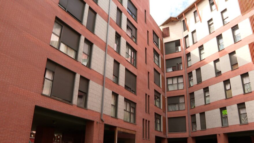 Vecinos de Erandio piden ayuda institucional tras la venta de 150 viviendas a un fondo de inversión
