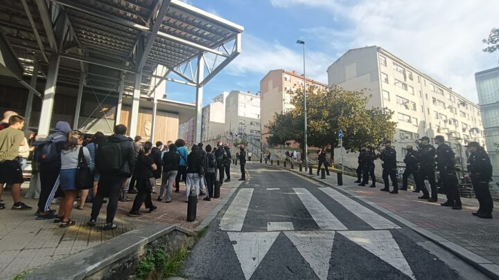 Denuncian el desahucio de una vecina de 66 años de Otxarkoaga