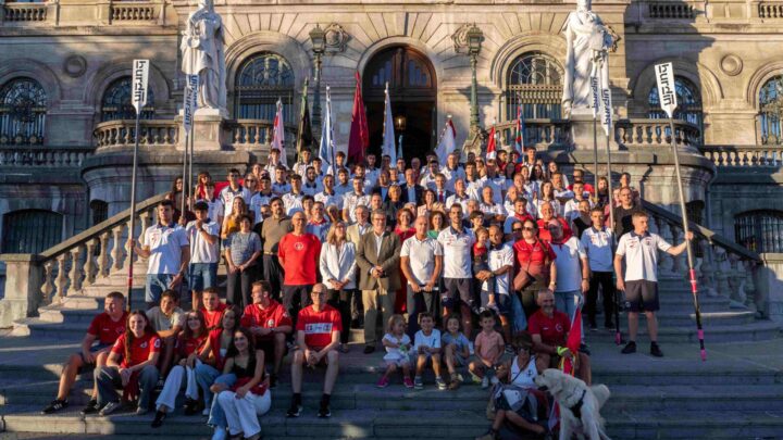 El Ayuntamiento de Bilbao rinde homenaje a Deustu Arraun Taldea por su histórico ascenso