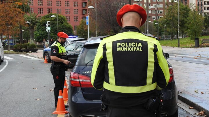 El Ayuntamiento de Bilbao rinde homenaje a Deustu Arraun Taldea por su histórico ascenso