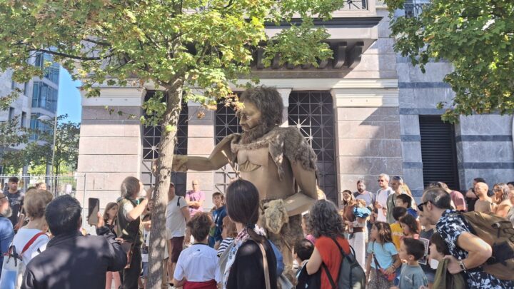 Un pre-neandertal de tres metros toma las calles de Bilbao