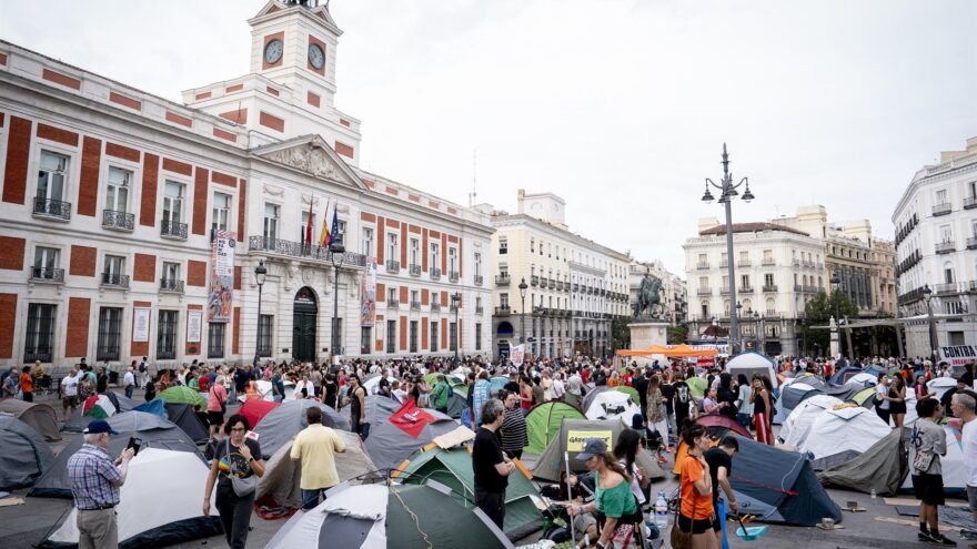 Continúa la acampada en la Puerta del Sol a expensas del `decreto Maricarmen´
