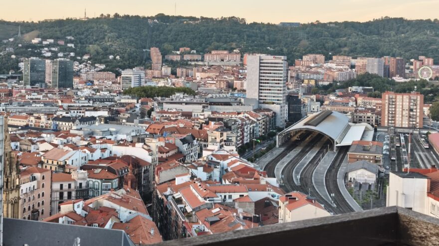 Bilbao, entre tejados, vías y montes