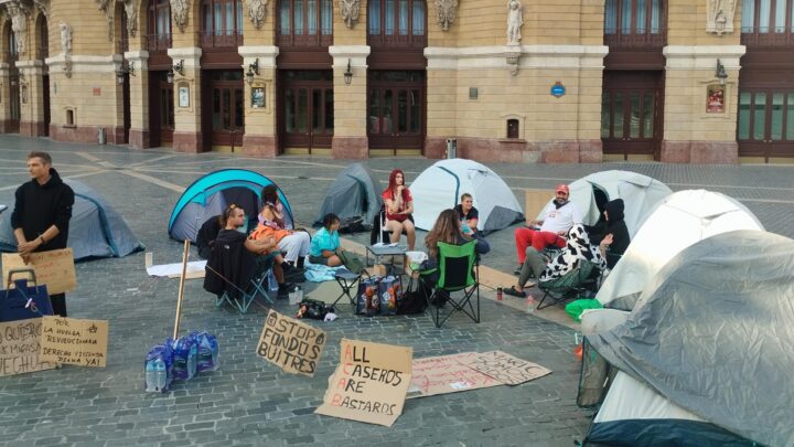 El Arriaga de Bilbao se llena de tiendas de campaña por la vivienda