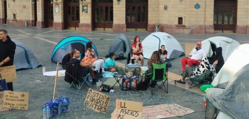 Las protestas por la vivienda llegan a Bizkaia con una acampada en la Plaza Arriaga