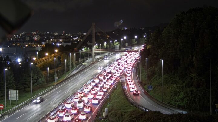 Retenciones de seis kilómetros en los accesos a Bilbao
