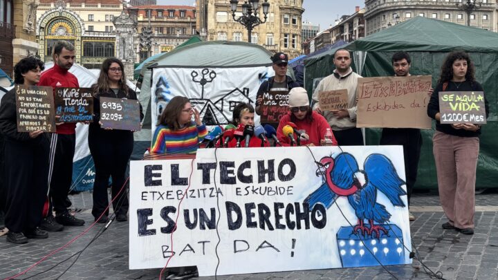 Las personas acampadas en la Plaza Arriaga piden movilizarse este fin de semana