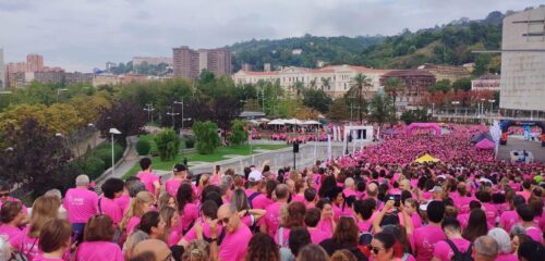 La marcha Solidaria contra el Cáncer de Mama reúne a 10.000 personas en el Museo Guggenheim de Bilbao