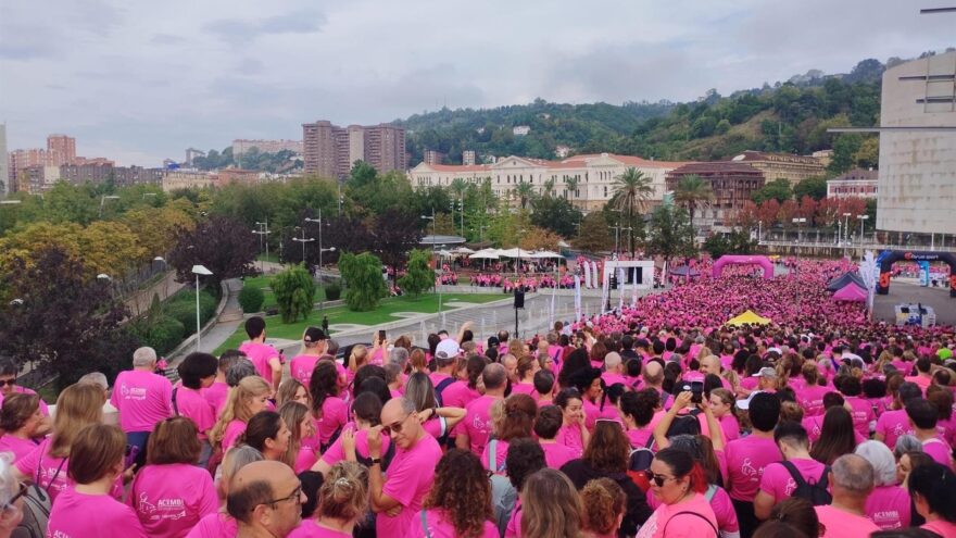 La marcha Solidaria contra el Cáncer de Mama reúne a 10.000 personas en el Museo Guggenheim de Bilbao
