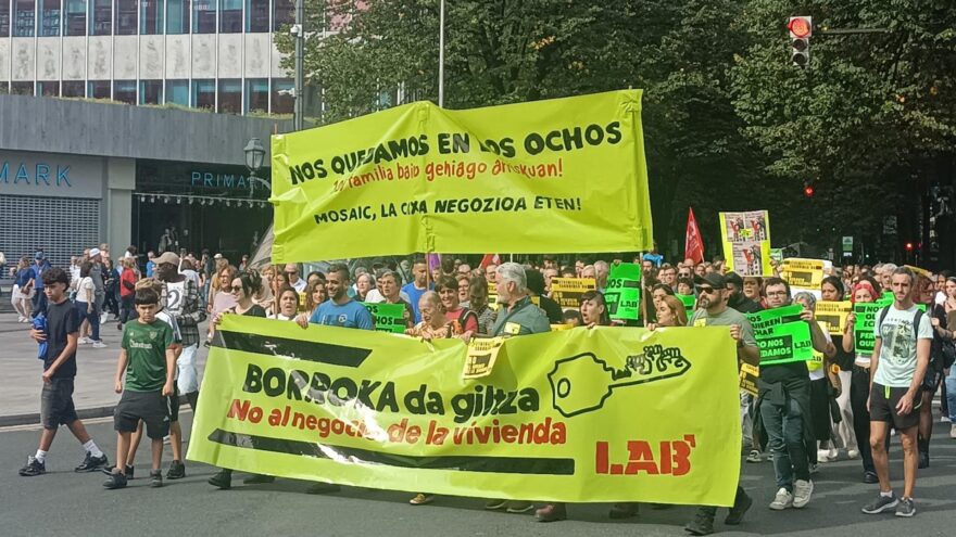 Miles de personas se manifiestan en Bilbao contra «el negocio de la vivienda»
