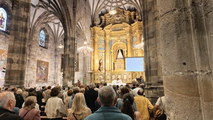 Begoña se llena de romeros, pañuelos morados y tradición en el día grande de la Amatxu