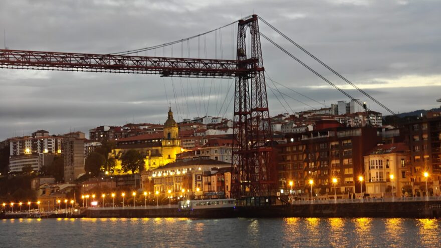 El Puente Bizkaia enciende la ría al caer la tarde