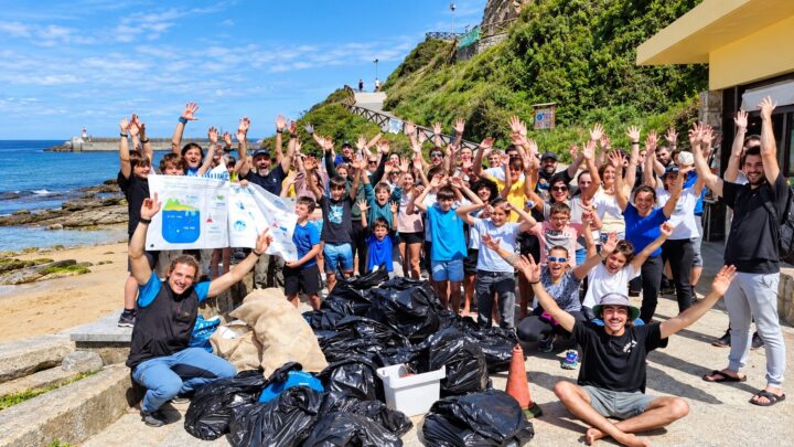 “Hay que seguir dando la chapa”: Surfrider lleva al Itsasmuseum una jornada para aprender a cuidar el mar