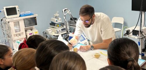 Alexis Santana: el veterinario que opera corazones de animales de menos de un kilo
