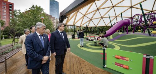 ¿Se rompe el suelo de caucho de los parques de Bilbao? Ecologistas alertan de los microplásticos que desprenden