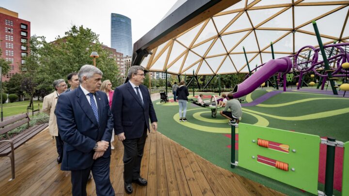 ¿Se rompe el suelo de caucho de los parques de Bilbao? Ecologistas alertan de los microplásticos que desprenden