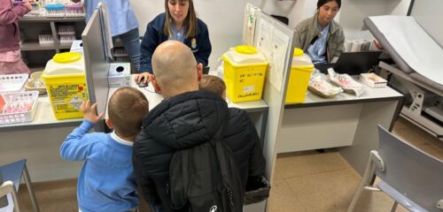 Los «txertogunes» de Bizkaia arrancan a pleno rendimiento con alta afluencia para vacunarse sin cita