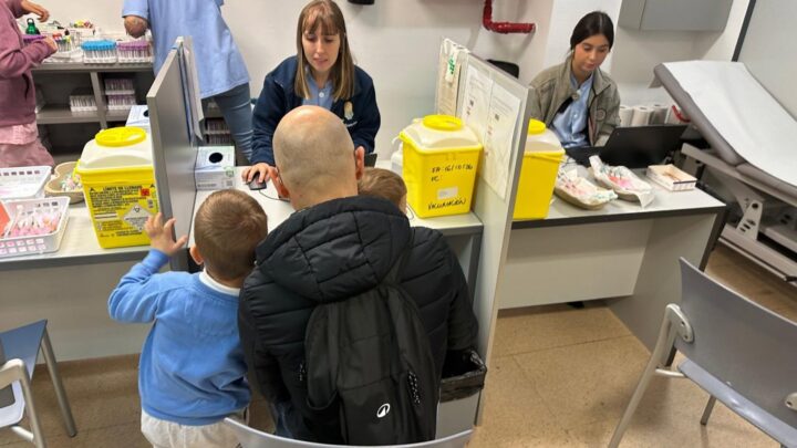 Los «txertogunes» de Bizkaia arrancan a pleno rendimiento con alta afluencia para vacunarse sin cita