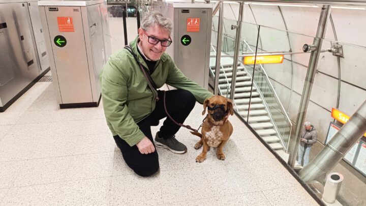 Ámbar ya puede viajar en Metro Bilbao: así ha sido el estreno de los perros de más de ocho kilos