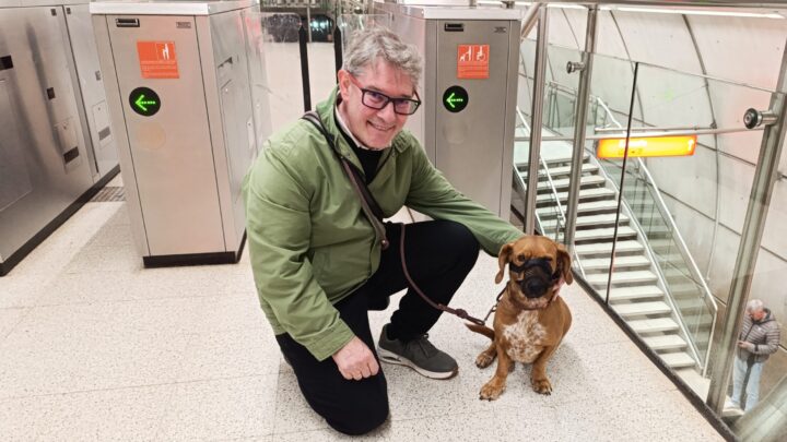 Ámbar ya puede viajar en Metro Bilbao: así ha sido el estreno de los perros de más de ocho kilos