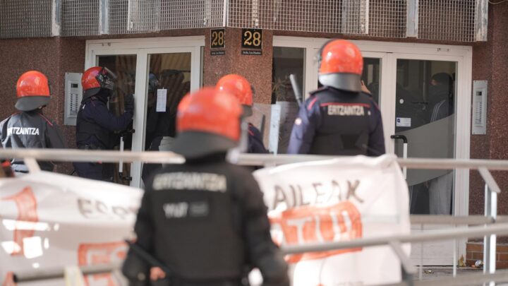 Condenan la «violencia desproporcionada » en el desahucio de una familia con seis menores en Vitoria-Gasteiz