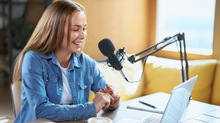Guiones, contratos y actas: la vida documental de los profesionales de la radio y el podcast