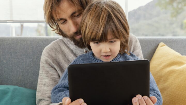 Cómo convertir la IA en el mejor tutor para tus hijos (y evitar que piense por ellos)