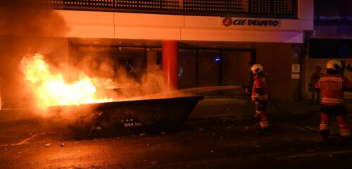 Incendiados al menos seis vehículos en Bilbao durante los altercados tras la protesta contra Vito Quiles