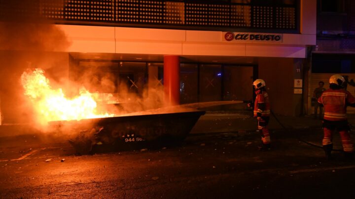 Incendiados al menos seis vehículos en Bilbao durante los altercados tras la protesta contra Vito Quiles