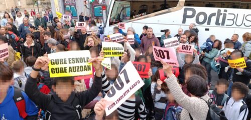 400 escolares, ocho autobuses diarios y unas obras paradas: el hartazgo de las familias de Atxuri