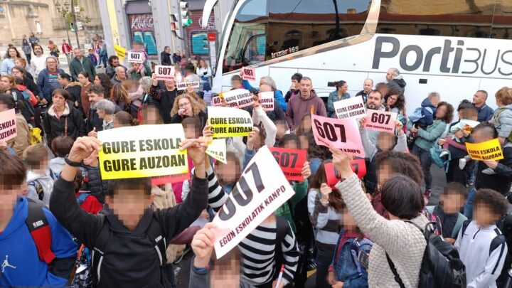 400 escolares, ocho autobuses diarios y unas obras paradas: el hartazgo de las familias de Atxuri