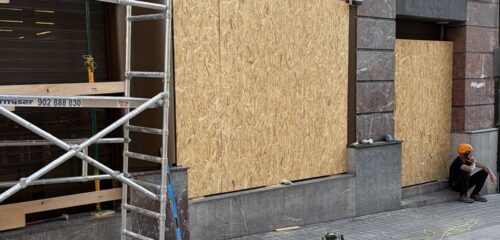 Los comercios de Bilbao protegen sus escaparates con paneles de madera en prevención de disturbios este sábado