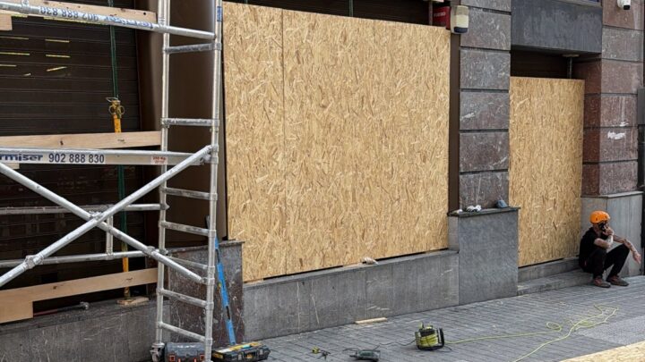 Los comercios de Bilbao protegen sus escaparates con paneles de madera en prevención de disturbios este sábado